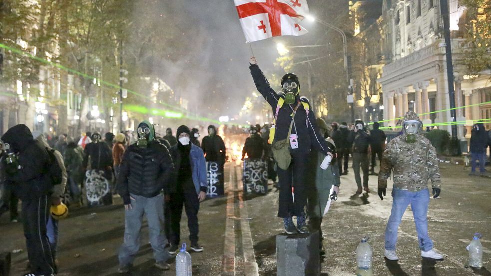 Nachdem Georgiens Premier ein Aussetzen des EU-Beitrittsprozesses bis 2028 verkündet hat, eskaliert die Lage in der Hauptstadt. Foto: dpa/Zurab Tsertsvadze