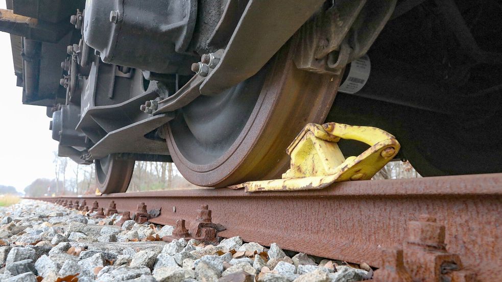 Stillstand: Seit vielen Monaten stehen drei Waggons an der Emder Straße. Verrostete Räder auf rostenden Schienen. Foto: Romuald Banik