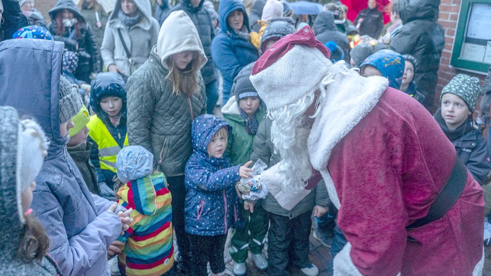 Die Kinder warteten sehnsüchtig auf die Begegnung. Foto: Folkert Bents