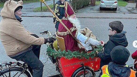 In Osteel war der Nikolaus im Lastenrad unterwegs. Foto: privat