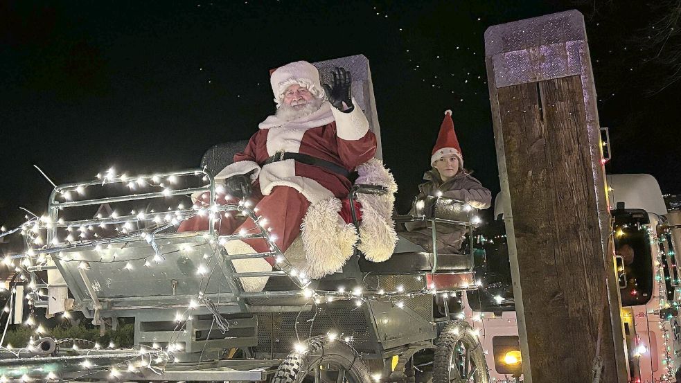 Auf ihn hatten alle Kinder auf dem Lichtermarkt gewartet. Um kurz nach 18 Uhr traf der Weihnachtsmann mit Hupkonzert und Lichtermeer ein. Foto: Karin Böhmer