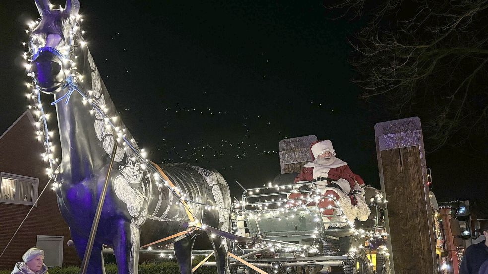 Trotz der Mitfahrt auf dem Truck hatte der Weihnachtsmann – vermutlich für die Heimreise – ein Zugtier eingespannt. Foto: Karin Böhmer