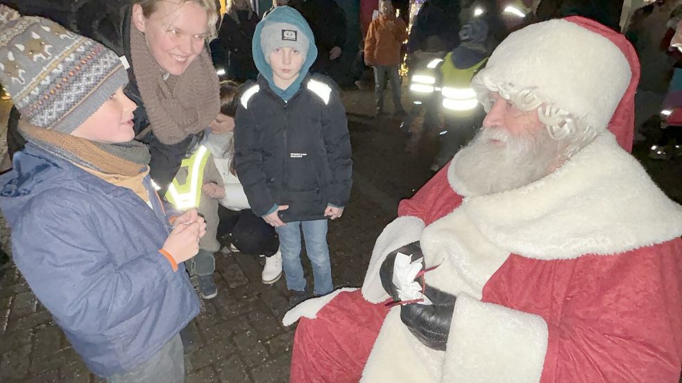 Der Weihnachtsmann hatte Zeit für viele Gespräche. Foto: Karin Böhmer