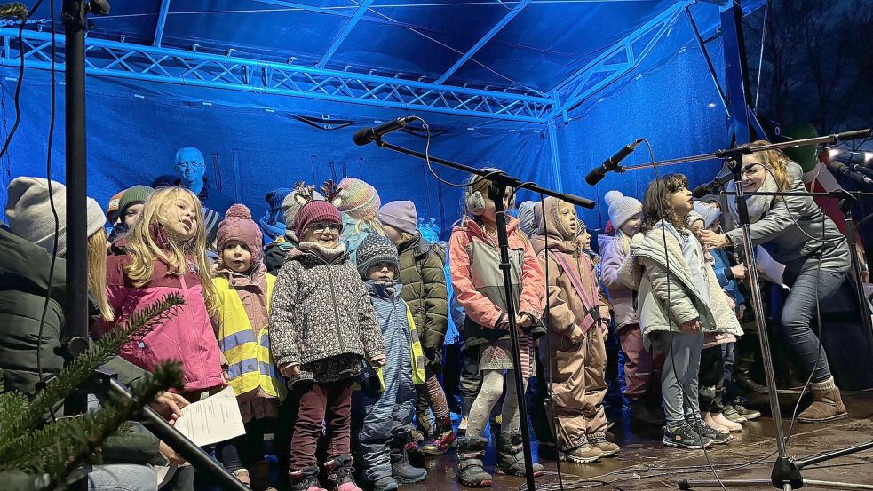 Die Kita-Kinder sangen sogar eine Eigentextung, extra zum Lichtermarkt. Foto: Karin Böhmer