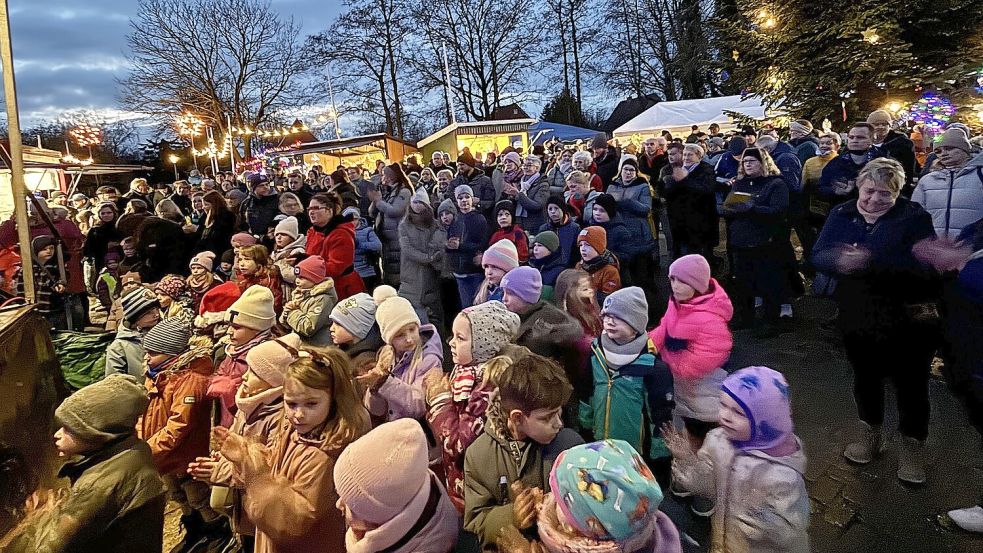 Zahlreiche Ihlower waren zum Lichtermarkt gekommen. Foto: Karin Böhmer