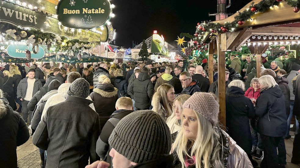 Dichtes Gedränge herrschte vor allem im Umkreis der Glühweinstände und Wurstbuden. Foto: Karin Böhmer