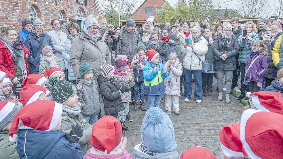 Mit Ungeduld wurde am Sonntag in Leezdorf der Weihnachtsmann erwartet. Foto: Folkert Bents
