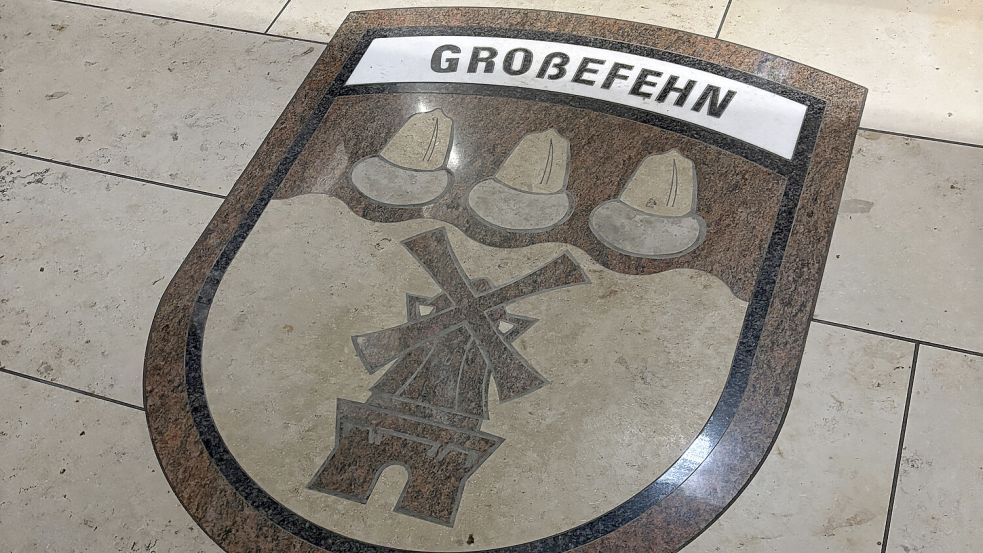 Das Fehntjer Wappen im Eingangsbereich des Bürgerhauses. Längst werden viele Projekte nicht mehr hier im Verwaltungssitz vorbereitet, sondern müssen aufgrund gesetzlicher Regelungen an externe Gutachter oder Planer abgegeben werden. Foto: Christin Wetzel