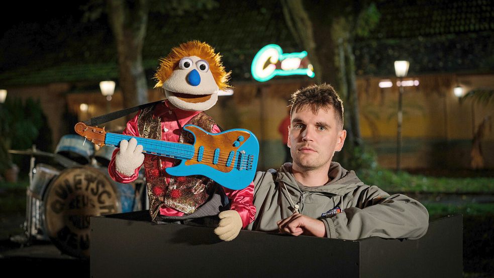 Doppeltes Vergnügen: Außer Elvis durfte Eike Schmidt auch noch die Puppe von „Quietschbeu“ Karl-Otto übernehmen. Foto: ZDF/ Gordon Timpen
