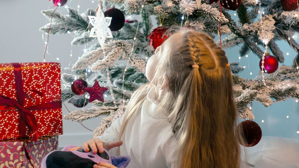 Kinder warten sehnsüchtig auf Weihnachtsmann oder Christkind. Dürfen Lehrer verraten, dass die Eltern die Geschenke bringen? Foto: Unsplash