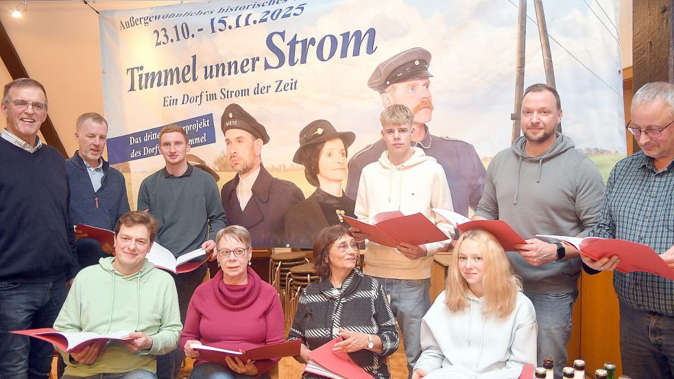 Alle Neulinge des Theaterstücks „Timmel unner Strom“. Foto: Gerd-Arnold Ubben