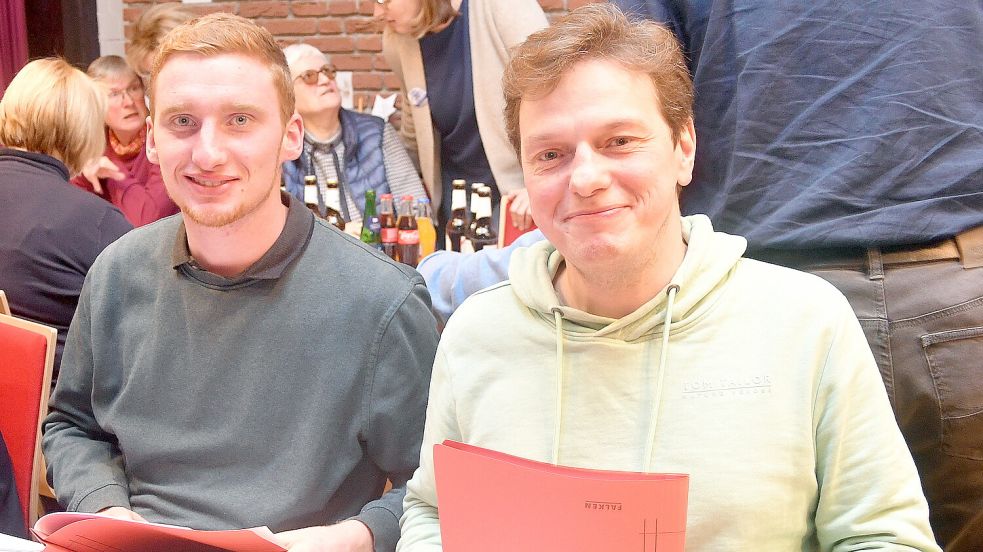 Enno Mouson (links) als Bauer Vollrich Jacobs, Kriegsheimkehrer, und Helmuth Gronewold als Kriegsheimkehrer Otto Brathering werden zum ersten Mal auf der großen Bühne stehen. Foto: Gerd-Arnold Ubben