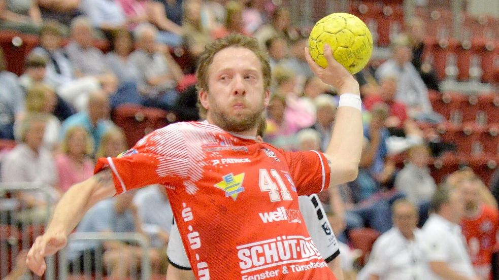 OHV-II-Trainer Josip Crnic wechselte beim Auswärtsspiel in Oyten von der Trainerbank auf das Spielfeld. Er warf sieben Tore, davon fünf Siebenmeter. Foto: Bernd Wolfenberg