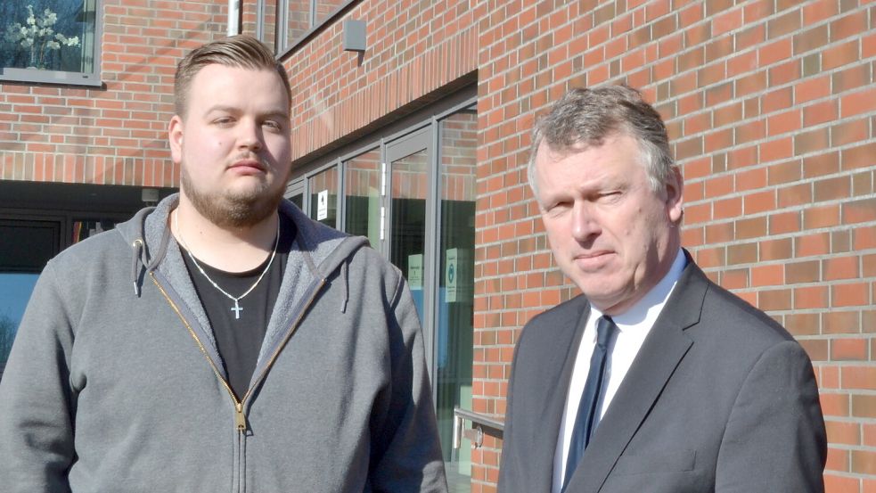 Hendrik de Vries (links), hier bei einer Aufnahme mit Bürgermeister Arno Ulrichs. Foto: Neelke Harms