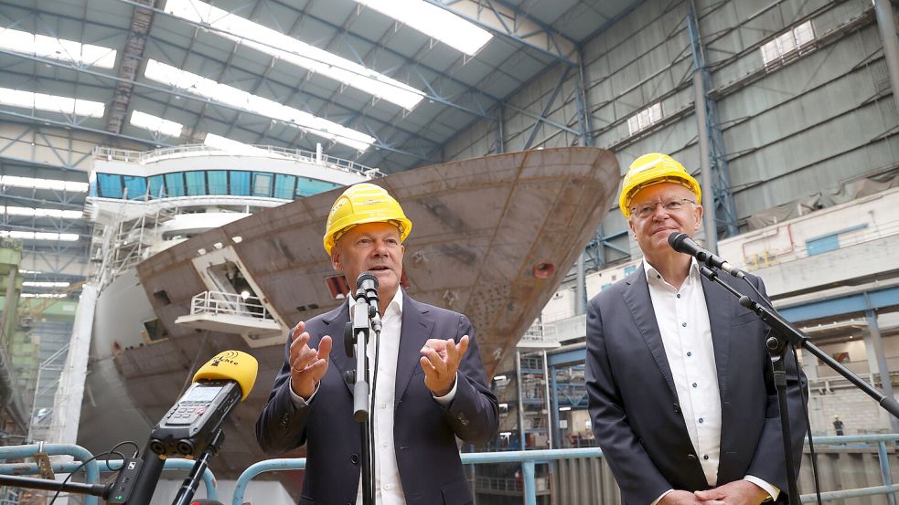 Gesichter der Rettung der Meyer Werft: Bundeskanzler Olaf Scholz (links) und Niedersachsens Ministerpräsident Stephan Weil (beide SPD). Foto: dpa/Markus Hibbeler