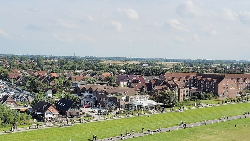Blick über den Deich auf Norddeich: Im Sommer sind hier vor allem Touristen unterwegs. Foto: Rebecca Kresse
