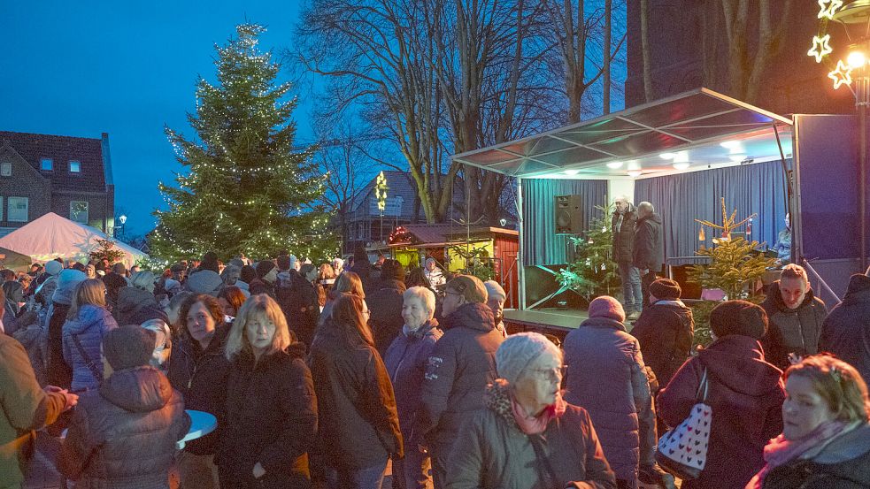 Bis Sonntag, 15. Dezember, steht der Weihnachtsmarkt unter der Marienkirche. Foto: Folkert Bents