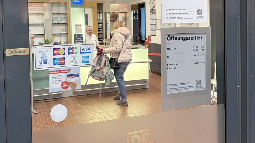 Mitarbeiter Dirk Plum berät noch bis zum Schluss viele Kunden. Foto: Rebecca Kresse