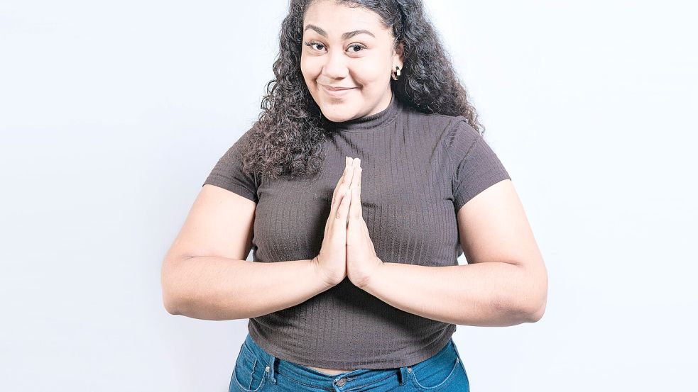 Nichts für ungut: Ein lächelndes Mädchen bittet um Nachsicht. Foto: IMAGO/imagebroker