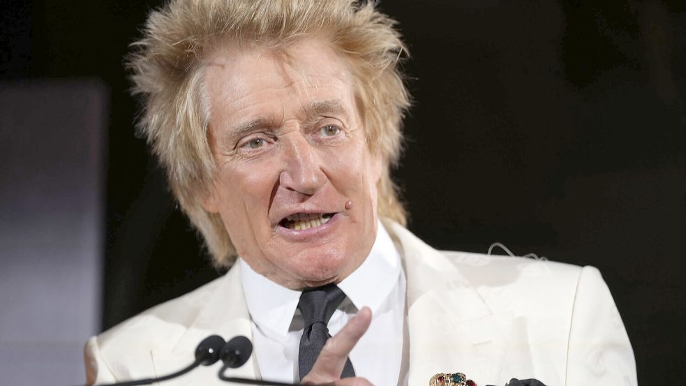 Rod Stewart nahm die Dinge selbst in die Hand und reparierte Schlaglöcher in Essex. Doch nun gibt er auf, denn die unzähligen Schlaglöcher in Großbritannien entpuppen sich als nationales Problem. Foto: IMAGO/Spotlight Royal