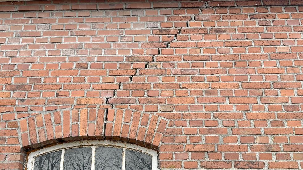 Im Maschinenhaus zieht sich ein Riss längs durch eine Mauer. Foto: Karin Böhmer