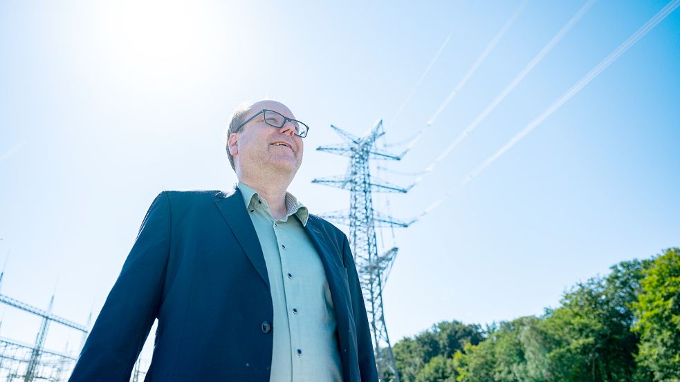 Niedersachsens Umweltminister Christian Meyer will Deiche für künftige Extremwetterereignisse stärken und den Ausbau erneuerbarer Energien vorantreiben. Foto: dpa/Guido Kirchner