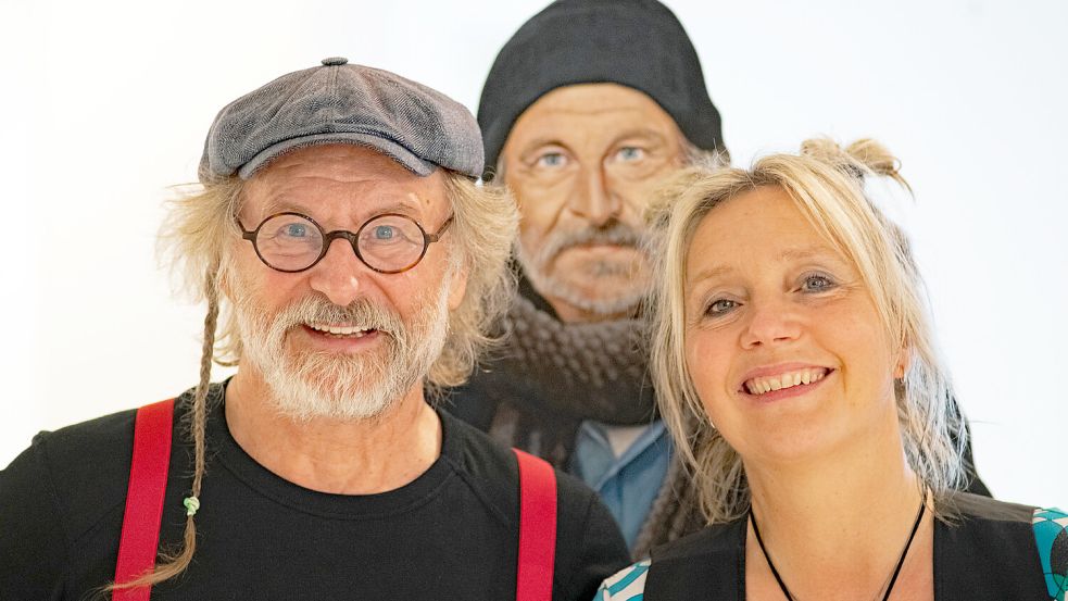 Klaus-Peter Wolf und Bettina Göschl posieren im Ostfriesischen Krimimuseum vor einer Pappfigur des Erfolgsautors. Foto: Wolfgang Wessling