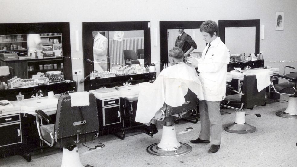Heinz-Georg Lindenbeck frisierte ab Anfang der 1970er-Jahre Auricher Herrenköpfe in seinem eigenen Salon in der Hafenstraße. Damals wurde in dem kleinen Ladenlokal noch geraucht. Foto: Privat