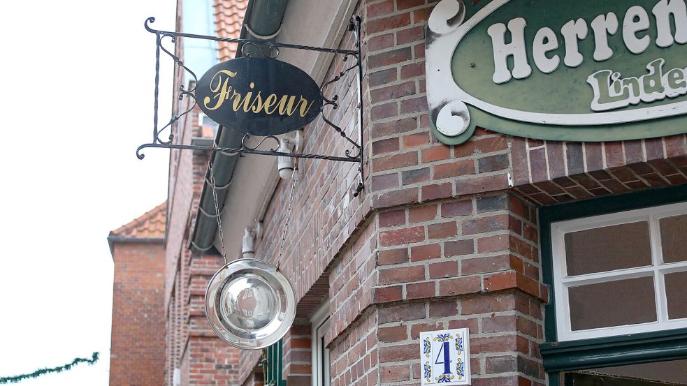Markantes Erkennungszeichen des Herrensalons ist der silberne Teller über dem Eingang. Es ist das Zunftsabzeichen der Friseure. Foto: Romuald Banik