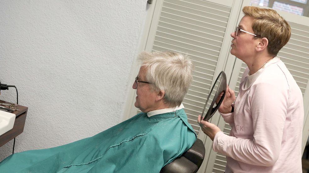 Kunde Klaus Musolf ließ sich bereits von Sandra Lindenbecks Vater Hans-Georg die Haare schneiden. Foto: Romuald Banik