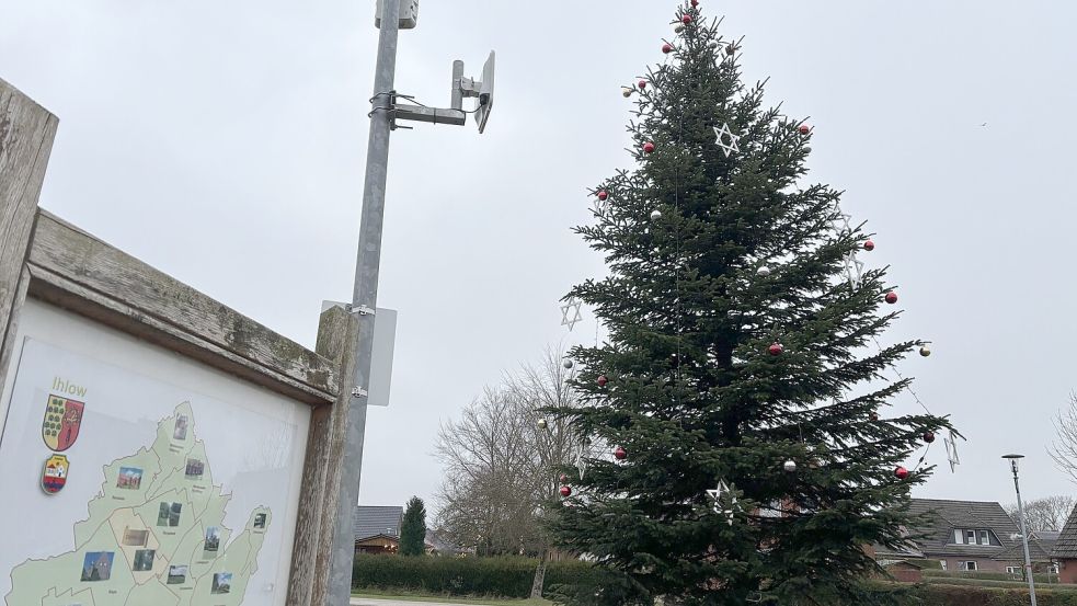 Der Weihnachtsbaum in Ochtelbur auf dem Dorfplatz. Foto: Christin Wetzel