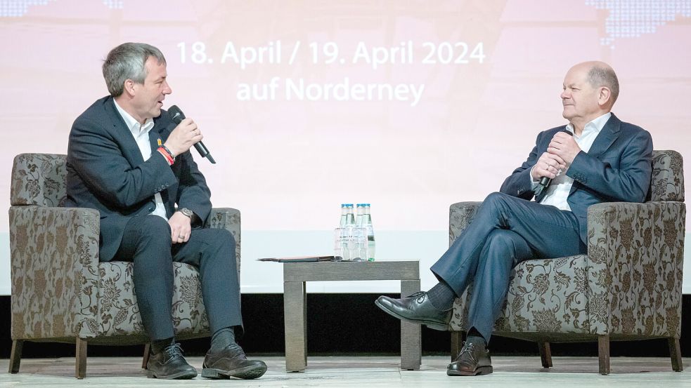 Johann Saathoff und Bundeskanzler Olaf Scholz bei einem Treffen von SPD-Landesgruppen im April 2024 auf Norderney. Foto: DPA