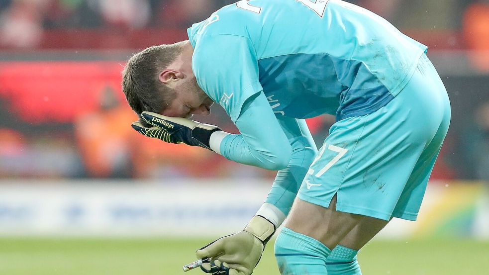 Bochums Torwart Patrick Drewes wurde beim Spiel gegen Union Berlin von einem Feuerzeug am Kopf getroffen. Foto: IMAGO/Michael Taeger