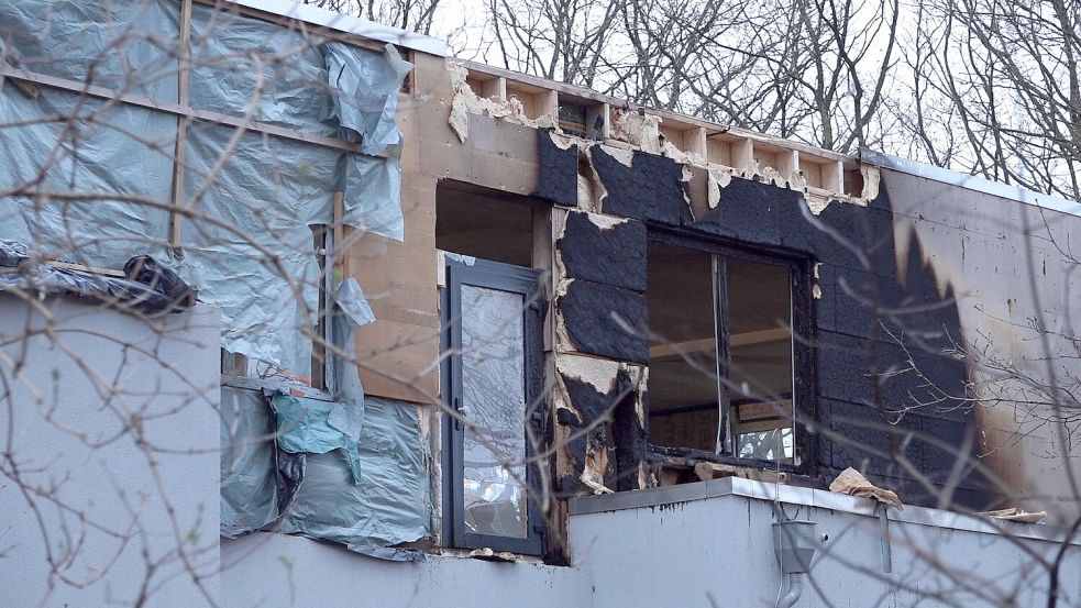 Die Flammen setzten die mit Holzfaserplatten gedämmte Fassade des noch teilweise im Bau befindlichen Gebäudes in Brand. Foto: Christian Butt / NWM-TV
