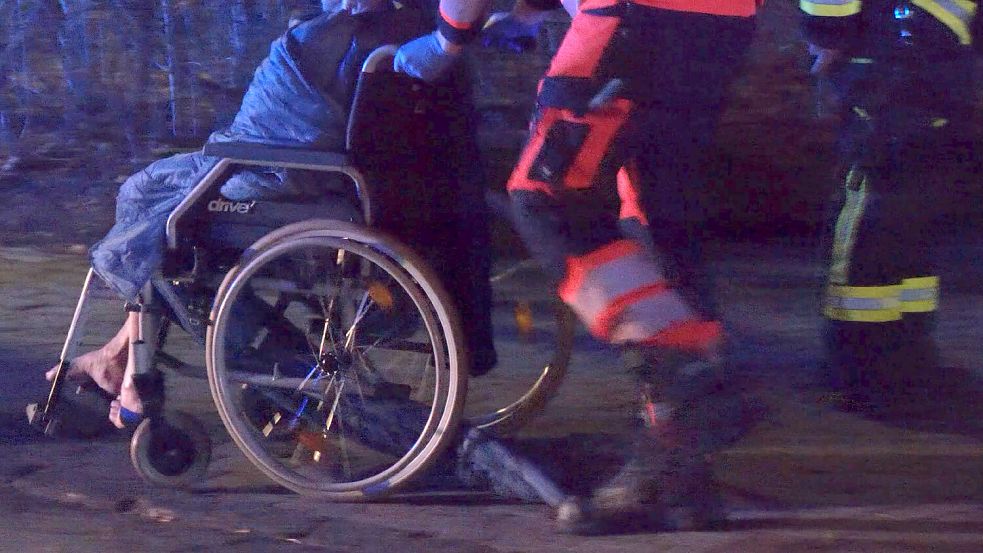 Bewohner eines Pflegeheims in Norden mussten wegen eines Brands evakuiert werden. Foto: Zimmering/NonstopNews