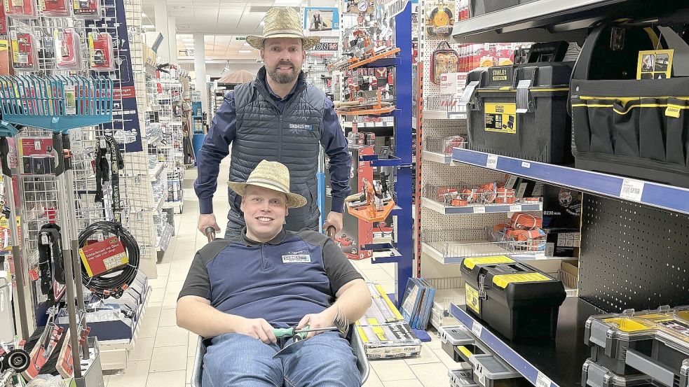 Norbert Harms (hinten) und Thorsten Uphoff machten beim Videodreh für ihren Song „Mein Baumarkt“ jeden Spaß mit. Foto: Karin Böhmer