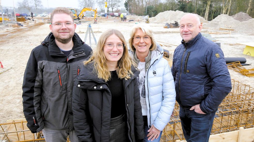 Ostern soll das neue Autohaus fertig sein (von links): Architekt Helge von Harten, Geschäftsführerin Christine Rolf und die Eigentümer Sabine und Hans-Wilhelm Rolf vor der Baustelle. Foto: Böning
