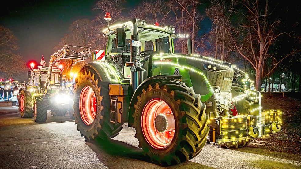 In der Adventszeit haben sich in den vergangenen Jahren die sogenannten Lichterfahrten von Landwirten mit ihren Traktoren zu einem Highlight bei der ländlichen Bevölkerung entwickelt. Foto: IMAGO/Countrypixel