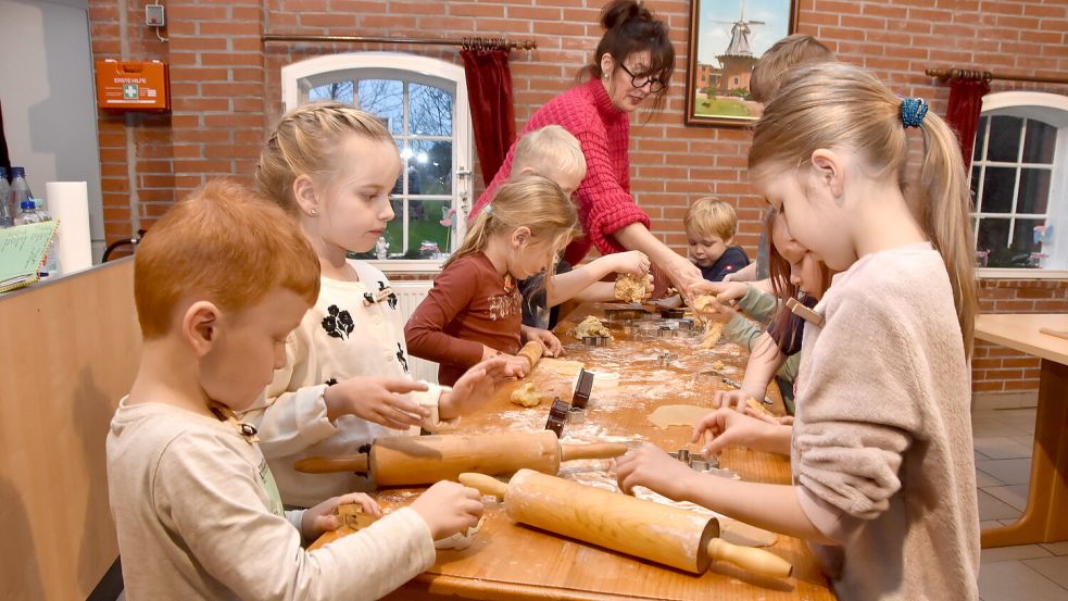 In Leezdorf backten Ratsfrau Heidi Schmidt und ihr Team mit Kindern Plätzchen. Foto: Thomas Dirks