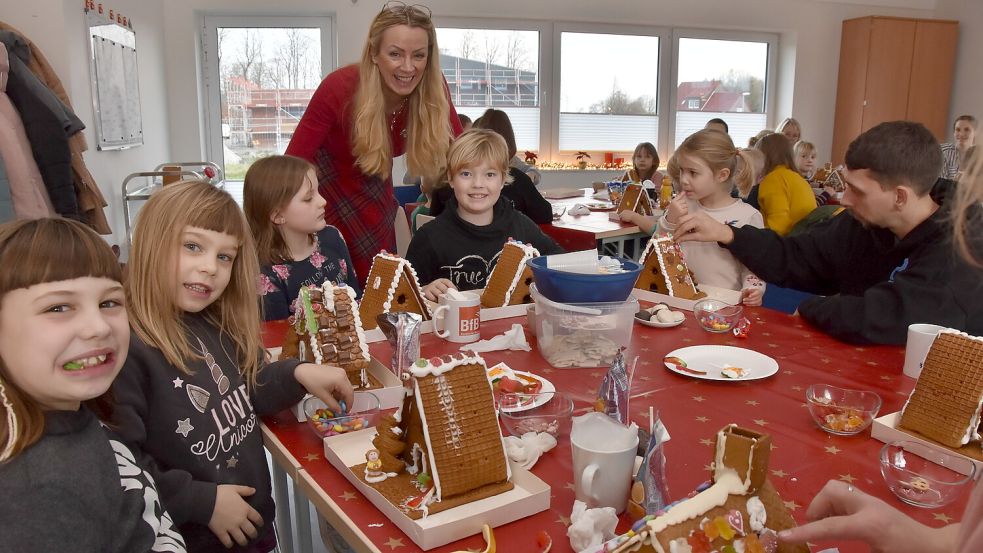 In Osteel bastelten Ida Bienhoff-Topp und andere Mitglieder des Vereins „Osteel maakt wat“ mit den Kindern Lebkuchenhäuschen. Foto: Thomas Dirks
