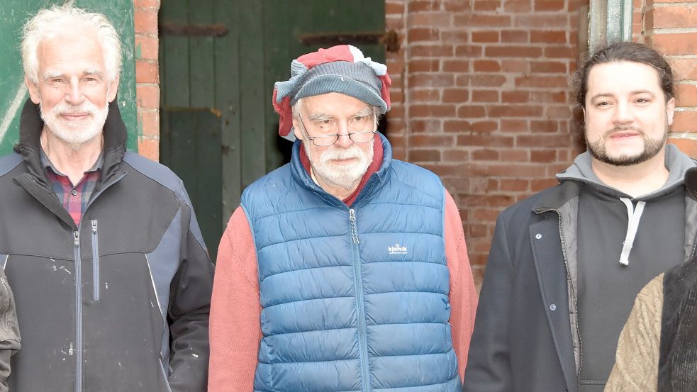 Keno Gerdes (von rechts) ist Vorsitzender des neuen Vereins, der sich um die Mühle seines Vaters Torsten und seines Onkels Gundolf kümmern will. Foto: Thomas Dirks