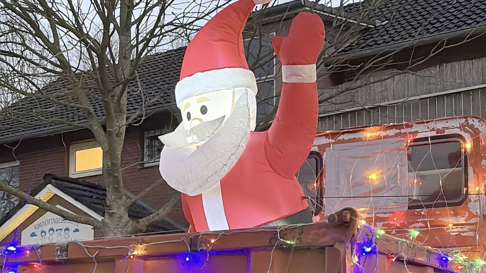 Die Weihnachtsmannfigur, die scheinbar im Wind winkt, war sehr beliebt bei den Kindern, die am Morgen zur Kita „Meerhuuske“ gebracht wurden. Foto: Christin Wetzel