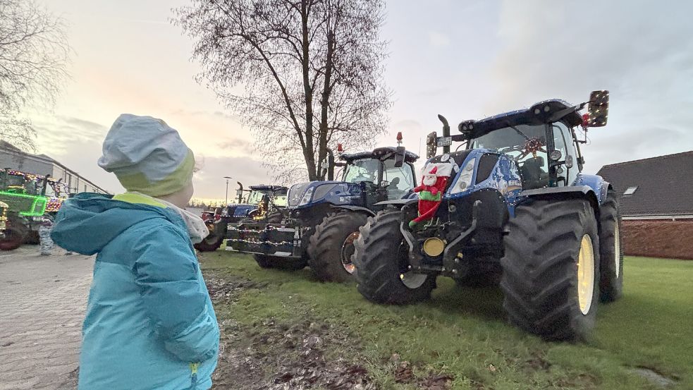 Ein Kind bestaunt die Trecker vor der Kita. Foto: Christin Wetzel