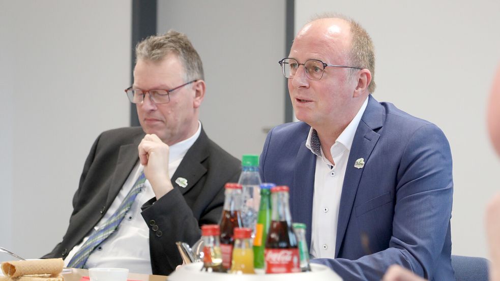 Bürgermeister Arno Ulrichs (links) und Kämmerer Harm Ubben bei der Präsentation der Zahlen im Rathaus. Foto: Romuald Banik