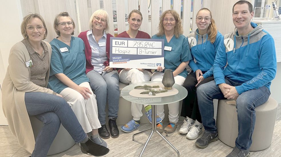 Peter Adena und Fenja Jacobs (von rechts) überreichten einen symbolischen Spendenscheck an Hospizleiterin Christina Bitiq (ganz links) und ihr Team.