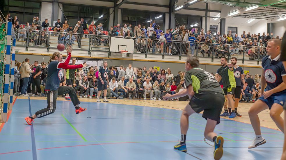 Budenzauber in Marienhafe. In der Kurt-Knippelmeyer-Halle wird wieder Handball vor vollen Rängen gespielt. Foto: Folkert Bents