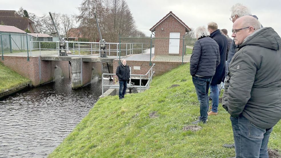Vertreter der Bürgerinitiative Entwässerungsprobleme und der Gemeinde schauten sicht mit Wiard Siebels (Dritter von links) die Problemstellen an. Hier das Stauwerk im Ringkanal. Foto: Karin Böhmer