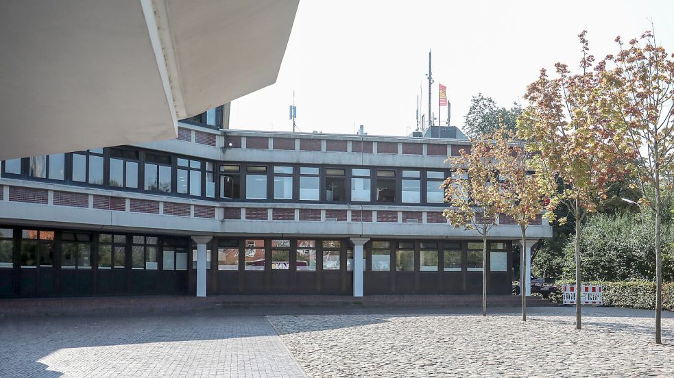 Im Auricher Rathaus wurden zuletzt weniger Auricher Einwohner gezählt. Foto: Romuald Banik