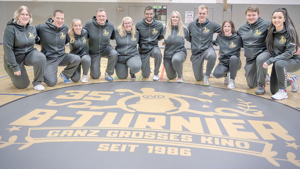 Das Organisationsteam des Handballturniers: Saskia Barkhoff (von links), Peter Adena, Fenja Jacobs, Imko Swieter, Kira Lengert, Leon Neumann, Lisa Giesen, Aimo Stöver, Anika Eilers, Daniel Schrainer und Tatjana Müller. Es fehlt Sarah Dirks. Foto: Folkert Bents