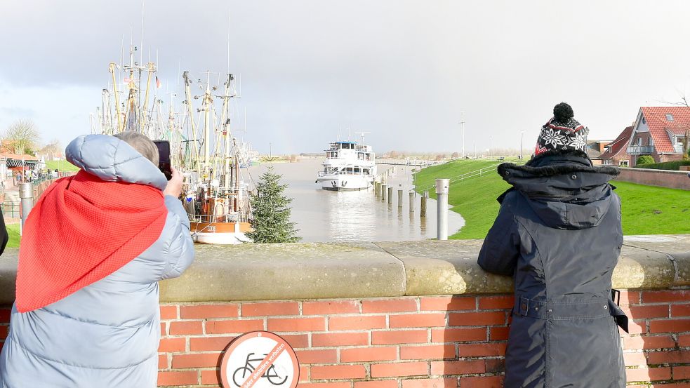 Einige Schaulustige zog es während des Hochwassers an den Greetsieler Hafen. Foto: Wagenaar